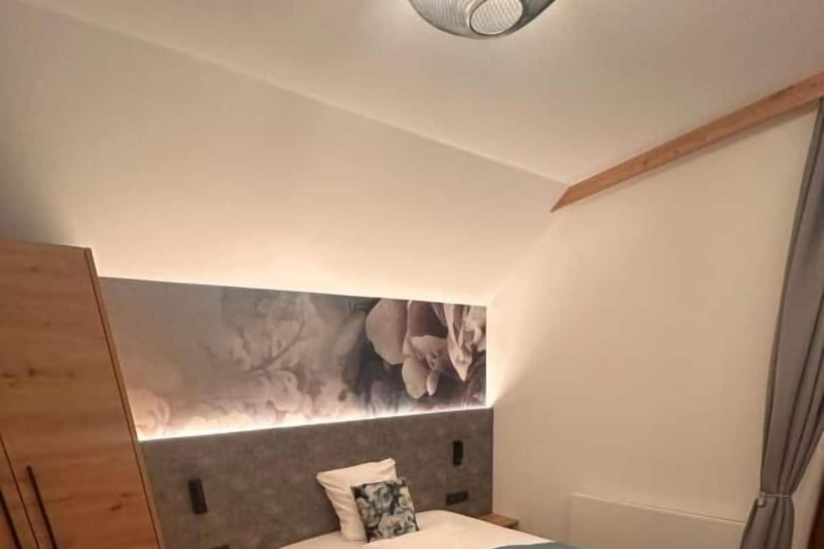 Superior Single Room | In-room safe, desk, soundproofing, cribs/infant beds