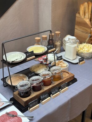 Frokost med lokale retter mot et tillegg på hverdagene
