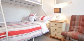 2 habitaciones, tabla de planchar con plancha y cuna de viaje 