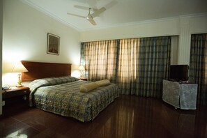 خزنة داخل الغرفة وستائر تعتيم وتجهيزات عازلة للصوت ومكواة/لوح كي