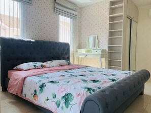 4 bedrooms, WiFi, bed sheets - PATTAYA 中心海海滩私人泳池四卧温馨家庭别墅 (479 Jomtien Second Rd , Muang Pattaya ,)