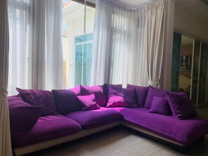 Smart TV - PATTAYA 中心海海滩私人泳池四卧温馨家庭别墅 (479 Jomtien Second Rd , Muang Pattaya ,)