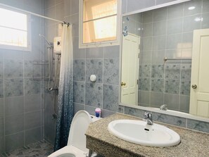 Dusche, Haartrockner, Handtücher, Seife