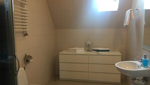 Ein Badezimmer mit Toilette, Waschbecken und Spiegel.