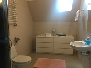 Bruser, hårtørrer, håndklæder, Toiletpapir