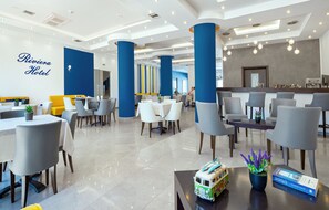 Café da manhã com buffet todos os dias (EUR 10.00 por pessoa) 