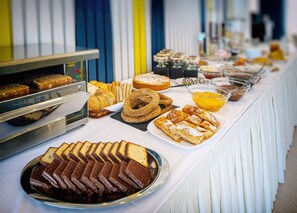 بوفيه فطور يوميًا بتكلفة قدرها (10.00 EUR للشخص)