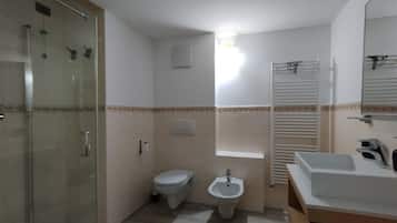 Apartment | Bathroom | Free toiletries, bathrobes