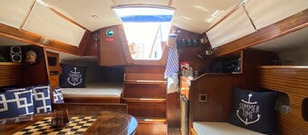 Bonito e Acolhedor Veleiro Localizado no Porto Junto á foz do rio Douro