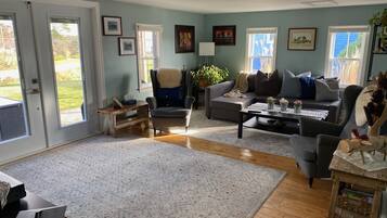 Smart TV, fireplace, books, stereo