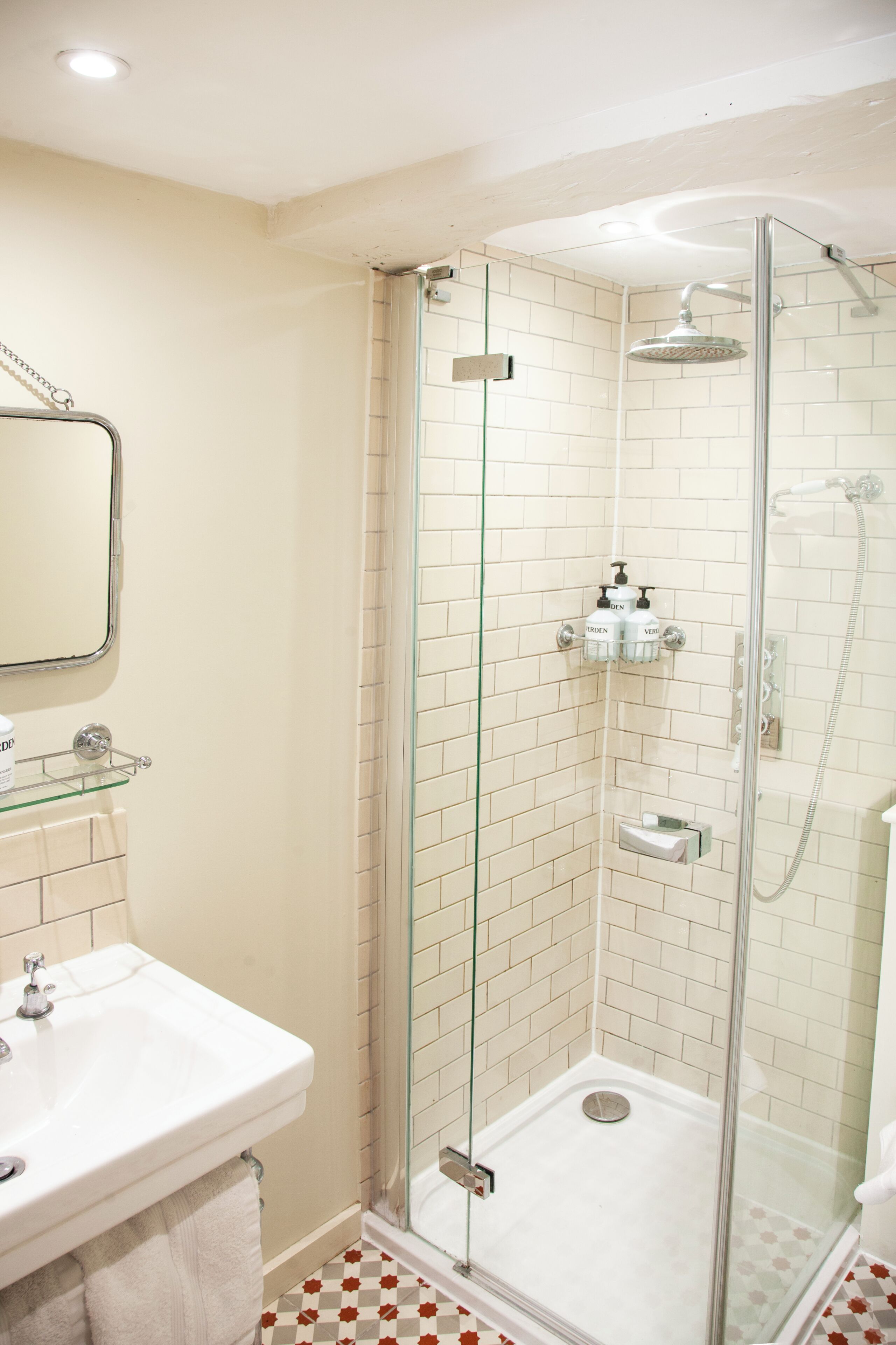 Habitación doble Confort | Baño | Regadera, secadora de cabello, toallas, jabón 