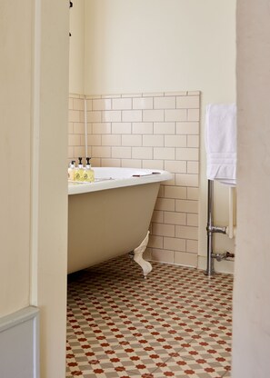 Dusj, hårføner, håndklær og såpe