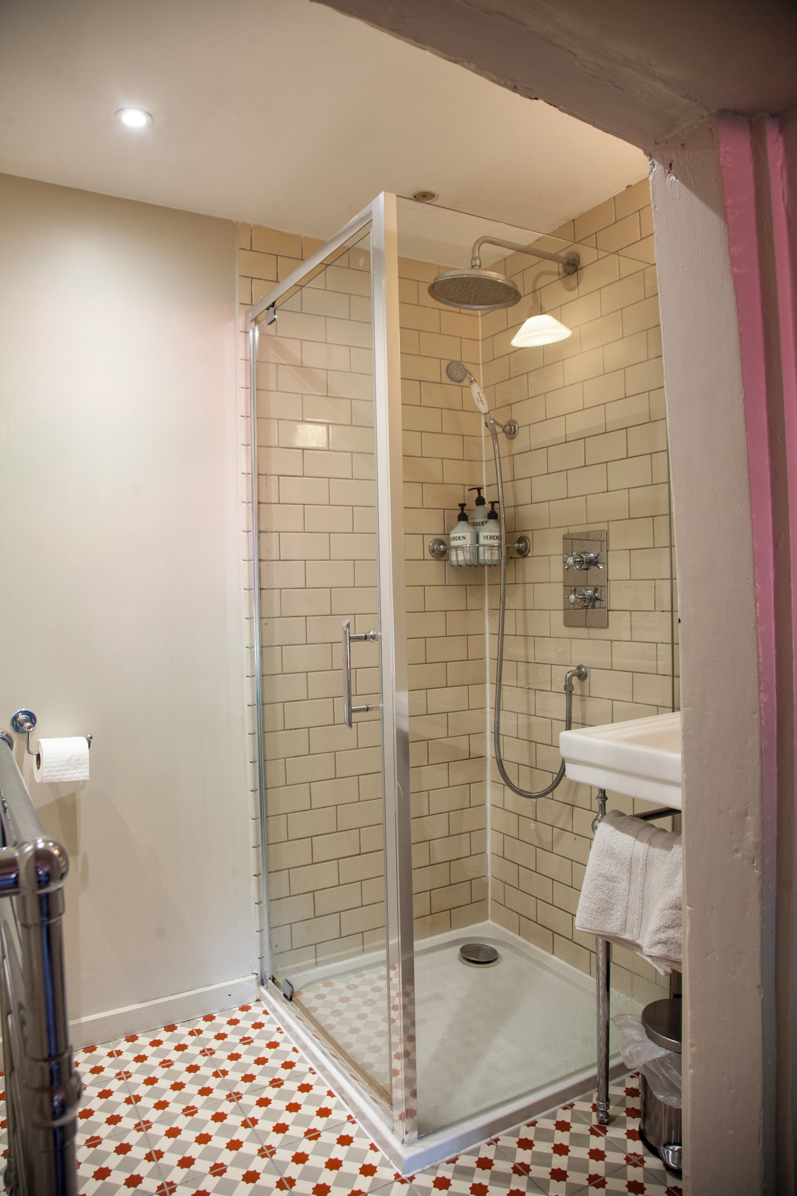 Habitación estándar con 2 camas individuales | Baño | Regadera, secadora de cabello, toallas, jabón 