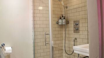 Habitación estándar con 2 camas individuales | Baño | Regadera, secadora de cabello, toallas, jabón