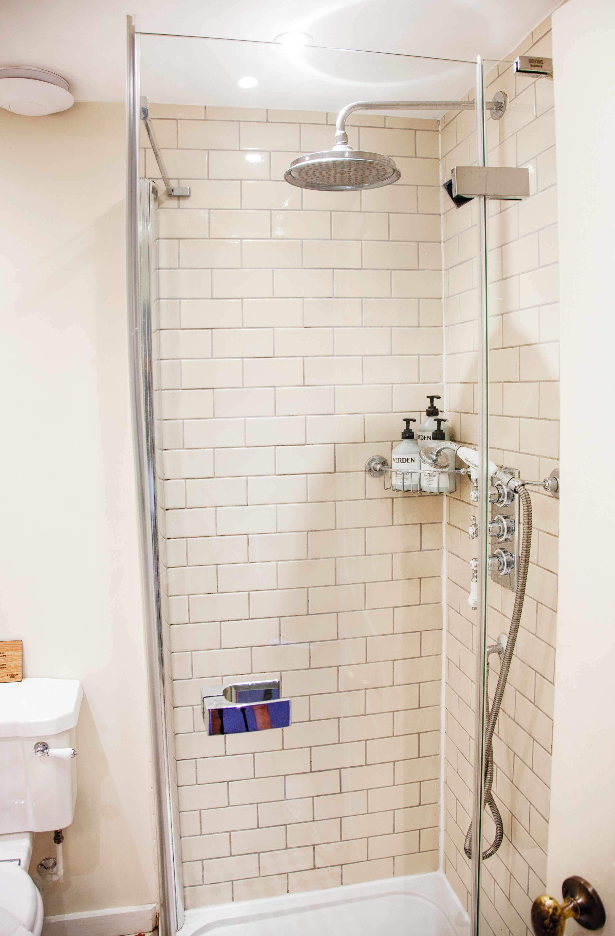 Habitación doble estándar | Baño | Regadera, secadora de cabello, toallas, jabón 
