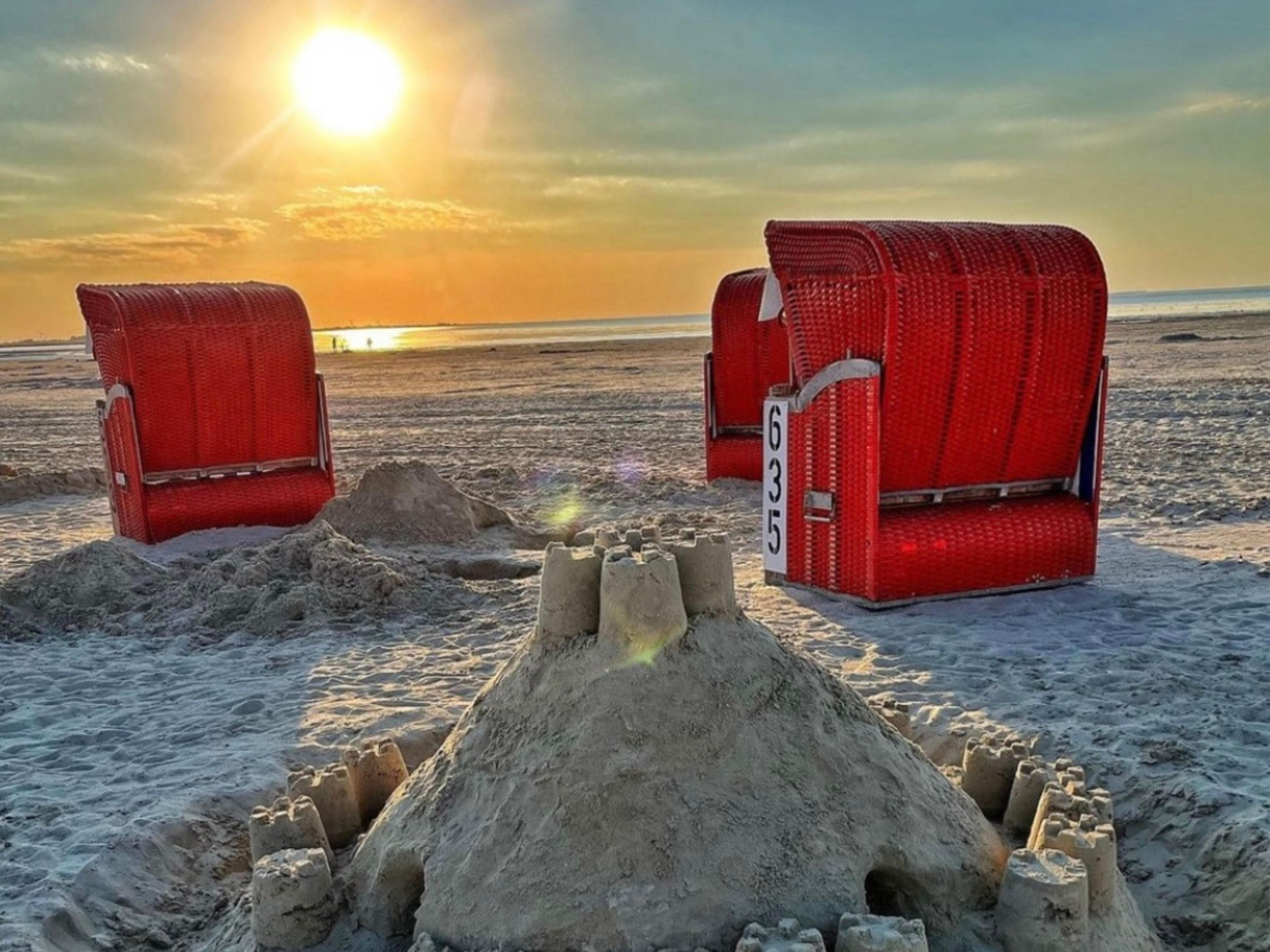 Plage, chaises longues