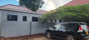 Exterior - Kimyakimya Pub & lodge (Dar es Salaam)