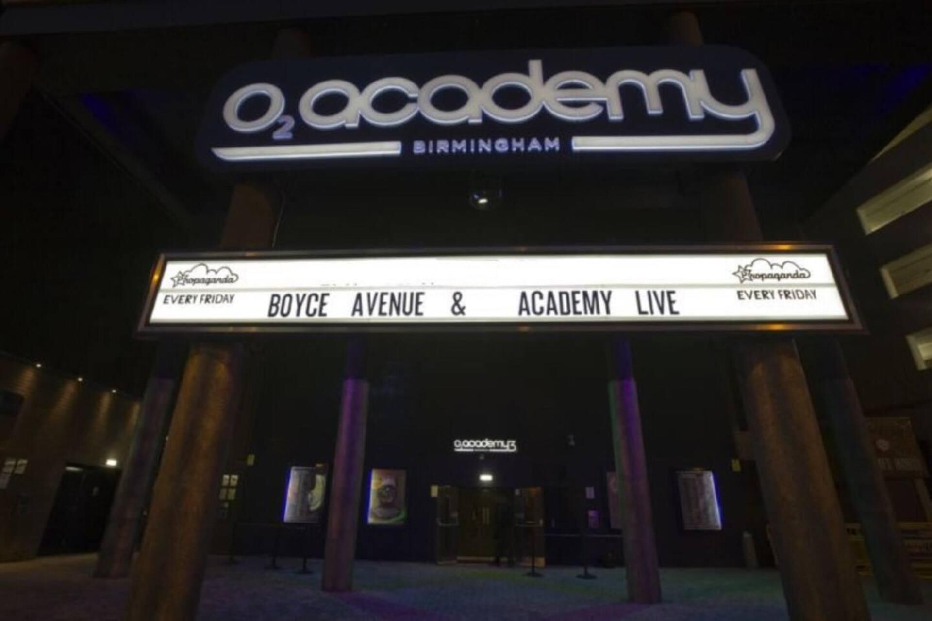 Een bord voor O2 Academy Birmingham dat 'Boyce Avenue & Academy Live' evenementen iedere vrijdag aankondigt.