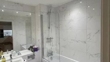 Apartment | Bathroom | Separate bathtub and shower, deep-soaking bathtub, hair dryer, towels