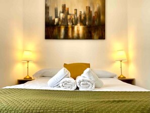 2 bedrooms, desk, iron/ironing board, free WiFi - Vintage Apartment in King's Cross (London)