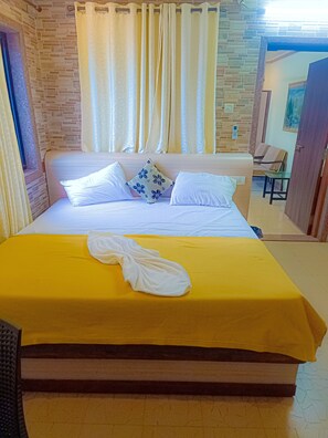 3 soveværelser, pengeskab på værelset, skrivebord, strygejern/strygebræt