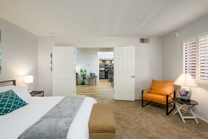 Appartement, 2 slaapkamers | 2 slaapkamers, een bureau, een laptopwerkplek