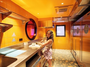 Full-size fridge, microwave, dishwasher, toaster