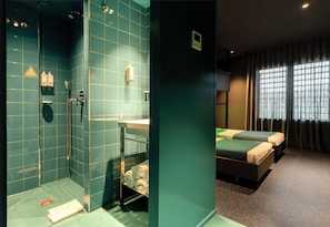 Triple Street View Ensuite Room | Bathroom | Shower