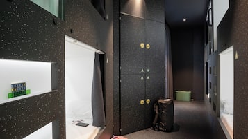 Espacio para trabajar con laptop y cortinas blackout