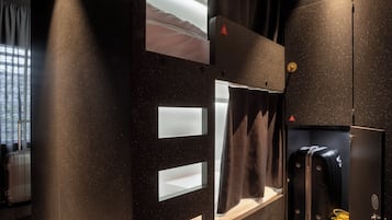Espacio para trabajar con laptop y cortinas blackout