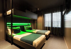 Triple Street View Ensuite Room | Laptop workspace, blackout curtains, soundproofing, iron/ironing board - Amistat City Hostel Barcelona (Barcelona)