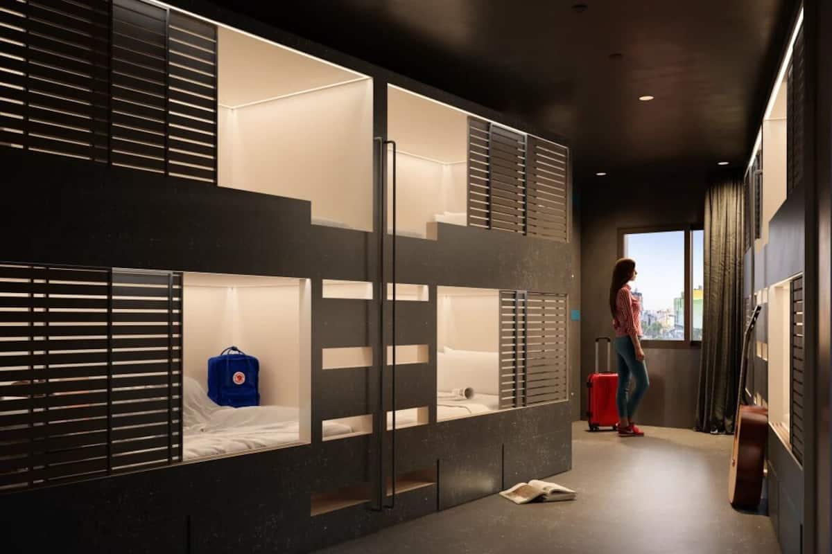 Espacio para trabajar con un portátil y cortinas opacas