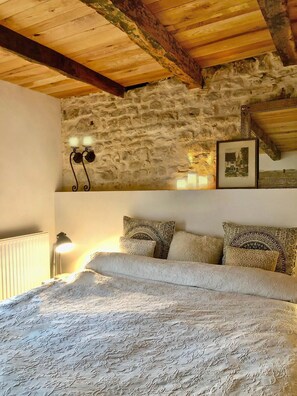 4 makuuhuonetta, silitysrauta/-lauta, vauvan matkasänky, Wi-Fi