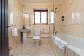 Talo | Kylpyhuone | Suihku, hiustenkuivaaja, pyyhkeet