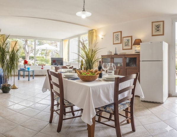 Departamento | Cocina privada | Refrigerador con congelador, horno, parrilla de estufa y lavavajillas 