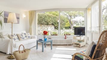 Apartment | Wohnbereich | 32-Zoll-Flachbildfernseher mit Satellitenempfang