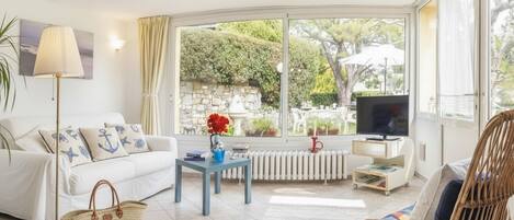 Apartment | Living area | 32-inch flat-screen TV with satellite channels