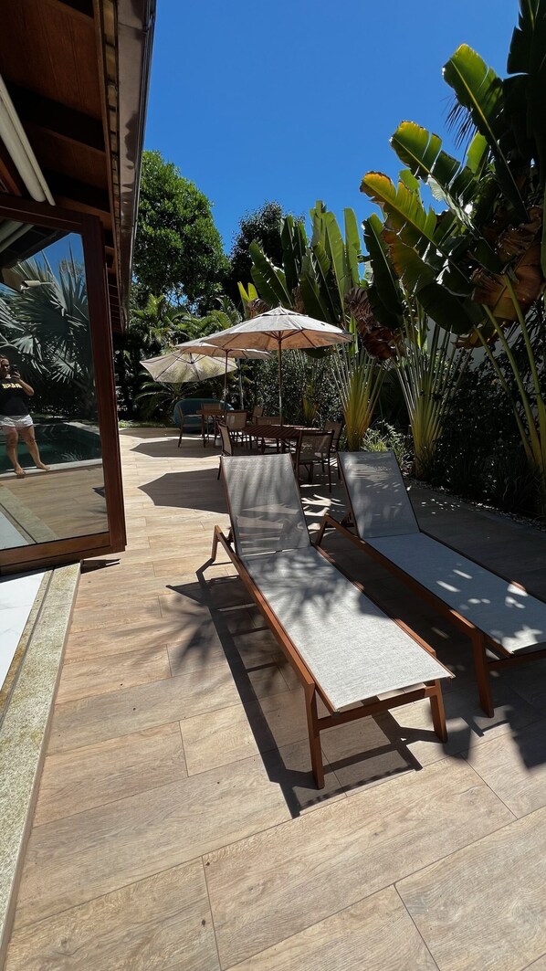 Outdoor dining - Casa Aconchegante em Praia do Forte, Perfeita Para os Seus Dias de Descanso! (Mata de São João)