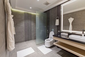 Banyera i dutxa independents i capçal de dutxa tipus cascada 