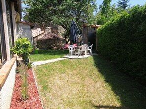 Outdoor dining - Maison Avec Jacuzzi Proche de Roquefort (Roquefort sur soulzon)