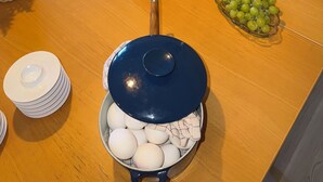 Un buffet de petit-déjeuner proposant une variété d’aliments, notamment des fruits, des fromages et des œufs.