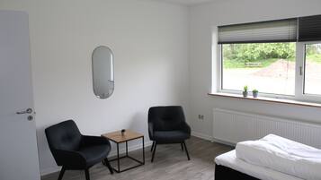 Standard-Zweibettzimmer, Blick auf den Innenhof | Allergikerbettwaren, schallisolierte Zimmer, Babybetten