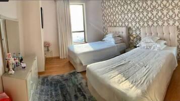 4 bedrooms, iron/ironing board, WiFi, bed sheets