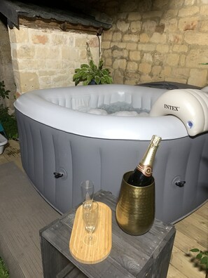 Outdoor spa tub - Bulles et Belle Etoile / SPA Détente, Confort et Sérénité, Discrétion Assurée (Thue et Mue)