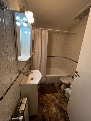 Bidet, toallas, jabón, shampoo