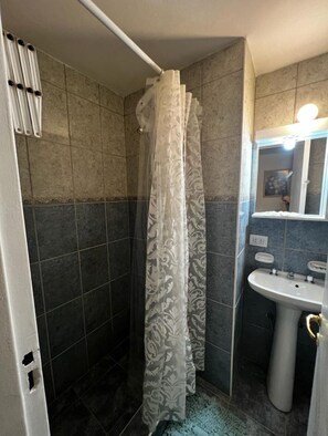 Bidé, handdukar, tvål och schampo