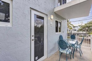 Outdoor dining - Lagoon Front 3 Bedroom and Den, 4 Balcony, 3 Bathroom, 3 story Resort Townhouse  (Key Largo)