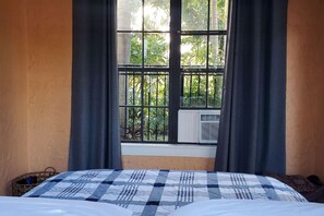 مكتب ومكواة/لوح كي وسرير سفر وواي فاي