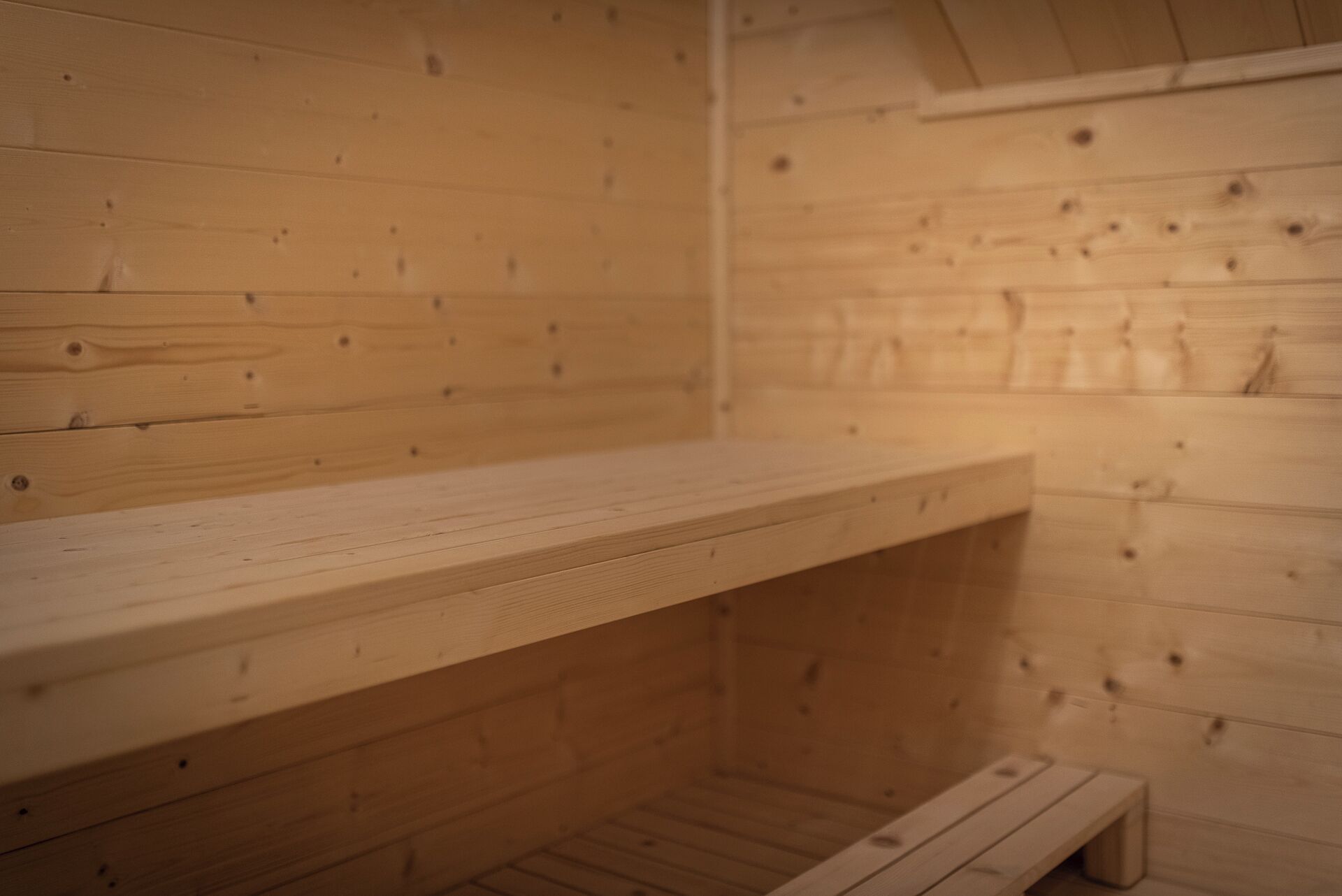 Een sauna met houten wanden en banken.