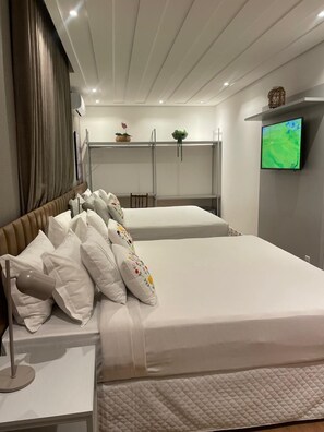 Deluxe-værelse til 4 personer | Minibar, skrivebord, arbejdsområde til bærbare computere, gratis Wi-Fi